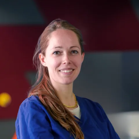 Noémie Vanderstichelen , dentiste à mons