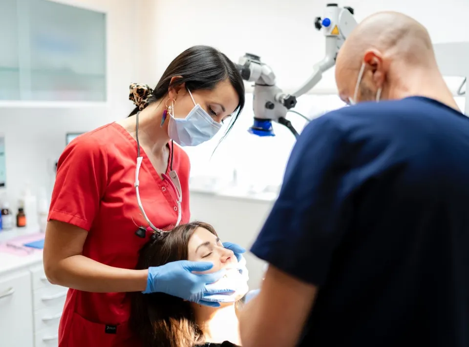 dentiste au travail au cabinet dentaire de mons